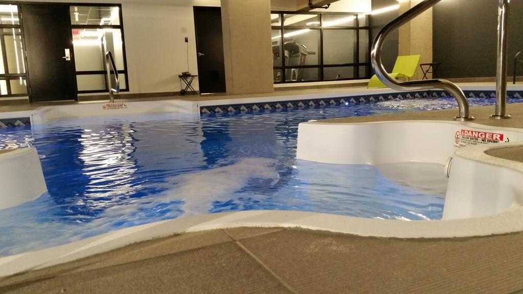 Grand Times Hotel Drummondville Bagian luar foto