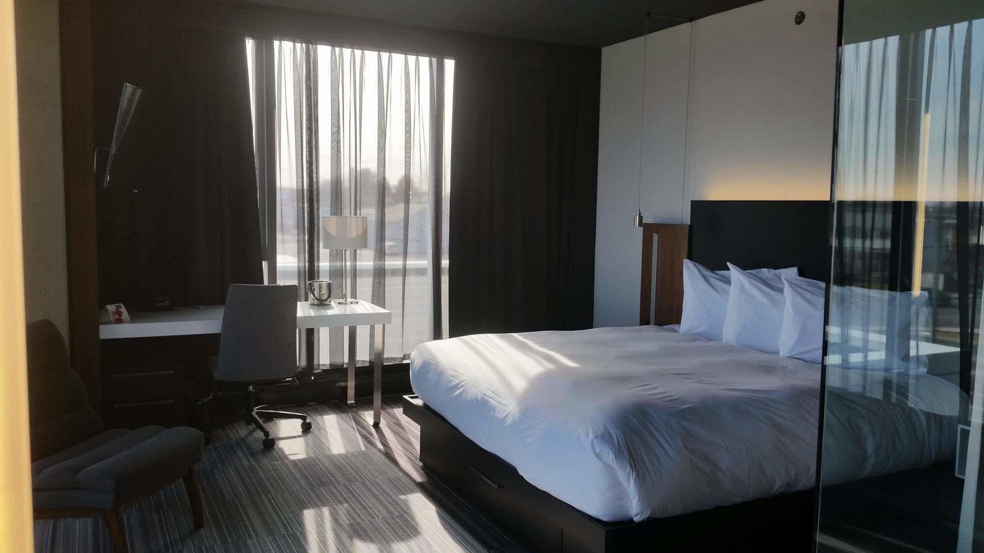 Grand Times Hotel Drummondville Bagian luar foto
