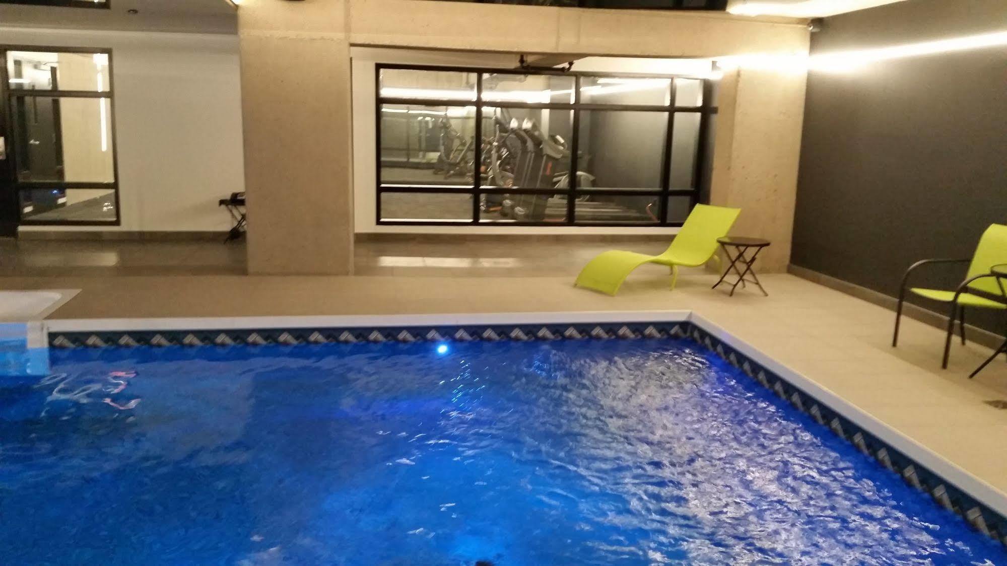 Grand Times Hotel Drummondville Bagian luar foto